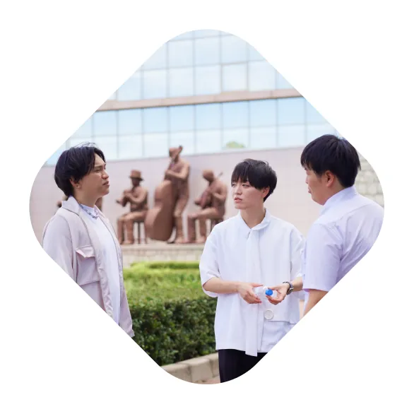 打ち合わせをする3人のメンバー