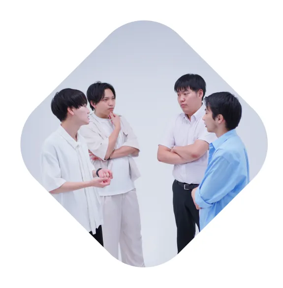 笑顔で集まる4人のメンバー